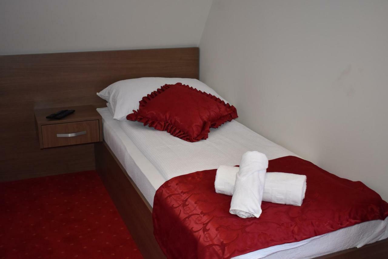 Hotel Zlatni Bor Sokolac  Kültér fotó