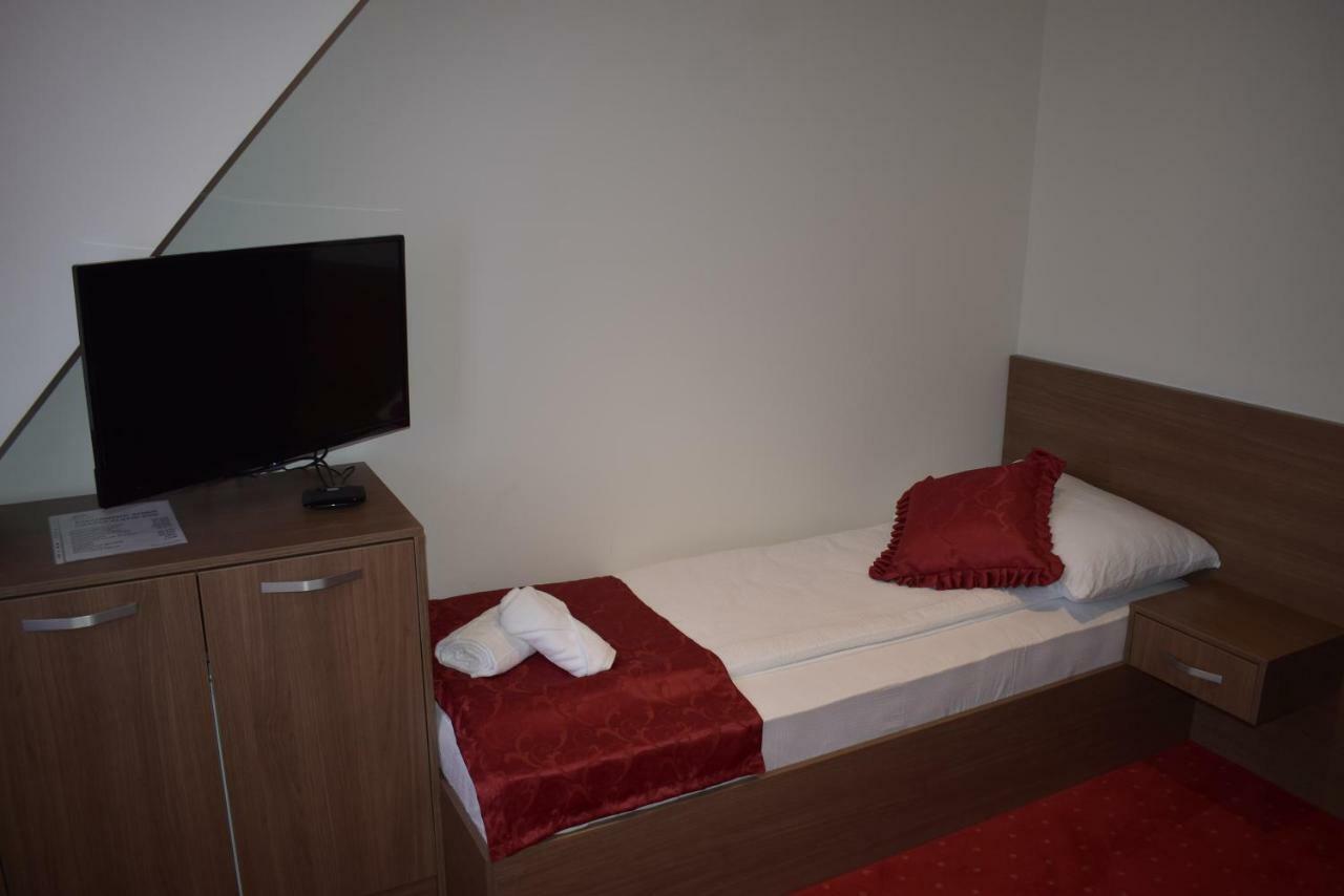 Hotel Zlatni Bor Sokolac  Kültér fotó