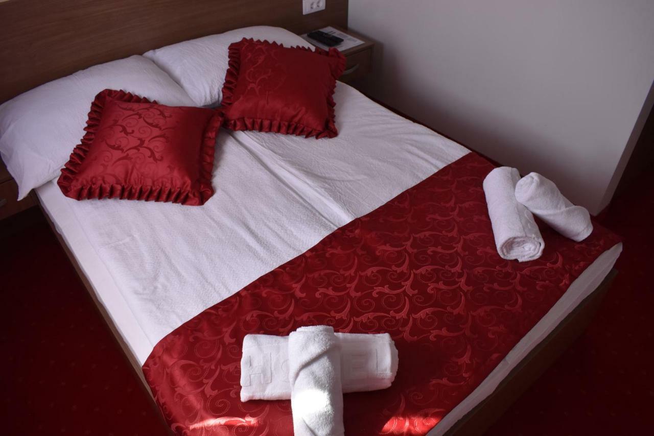 Hotel Zlatni Bor Sokolac  Kültér fotó